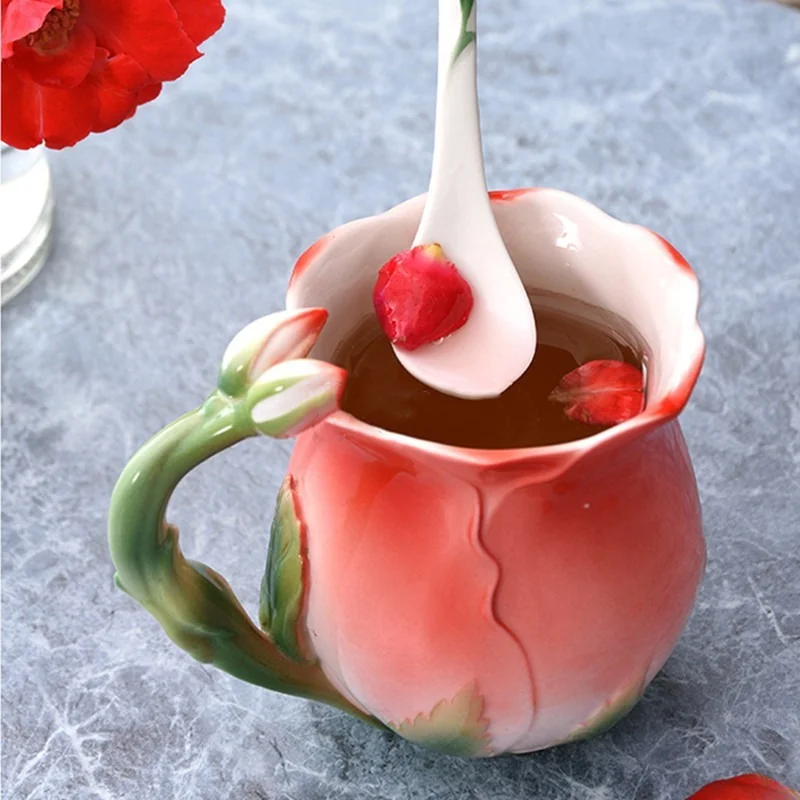 Подарък под формата на Лъжица! 3D Рози Цвете Керамични Кафеена Чаша Творчески Европейски Стил Емайлирани Чаени Чаши Пасторални 4 Цвята Чаша За Закуска С Мляко Чай